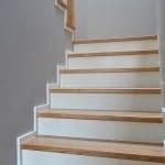 Jasny minimalizm na przykładzie schodów